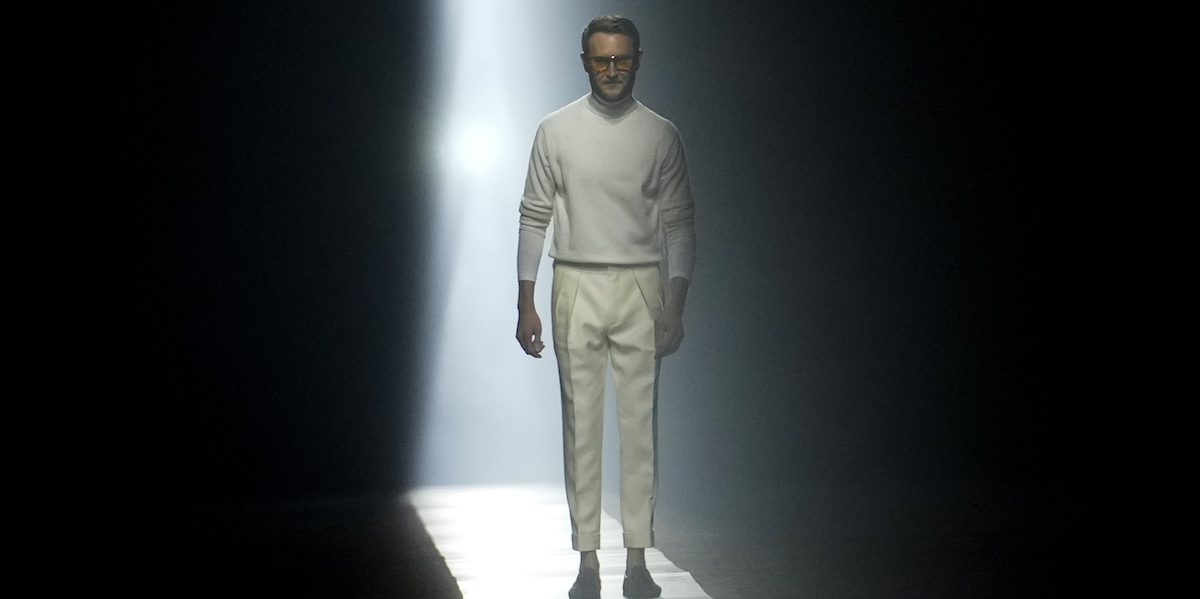 Peter Hawkings alla fine della sfilata di Tom Ford a febbraio del 2024, a Milano (AP Photo/Luca Bruno)
