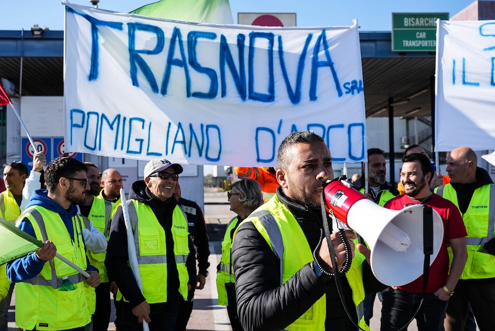 Il presidio dei lavoratori di Transnova, a Pomigliano d'Arco